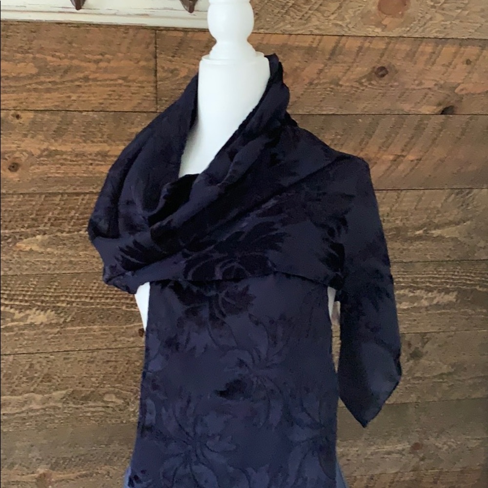 💕NWT navy scarf with velveteen floral design